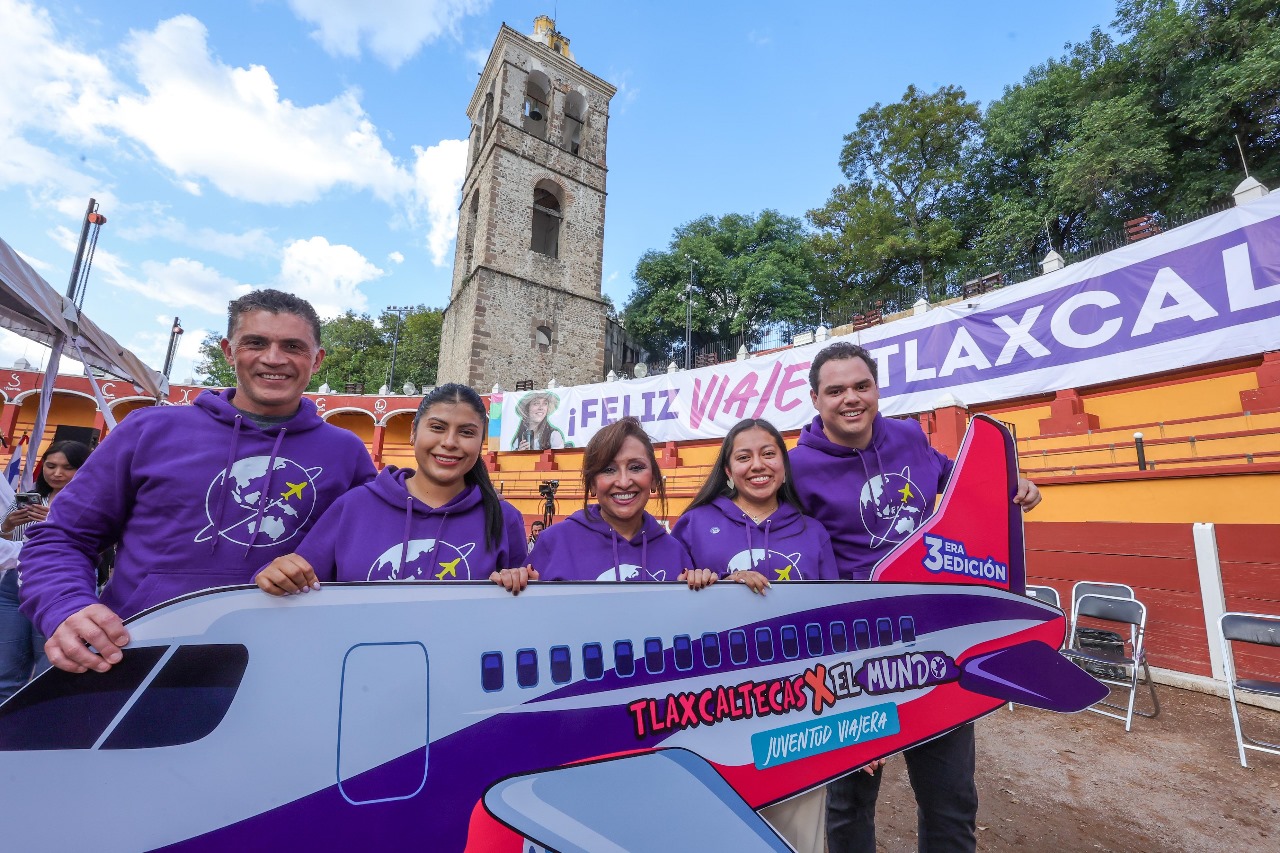 Encabeza gobernadora entrega de 200 becas del programa 'Tlaxcaltecas por el Mundo'
